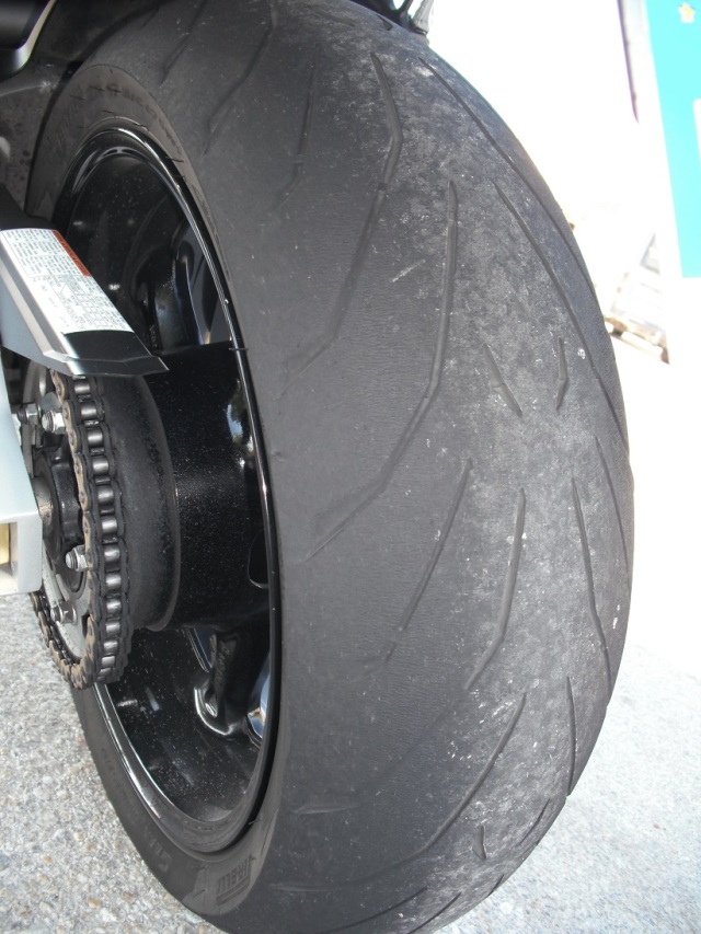Detalles de ausencia de límite de banda de rodadura del neumático trasero.