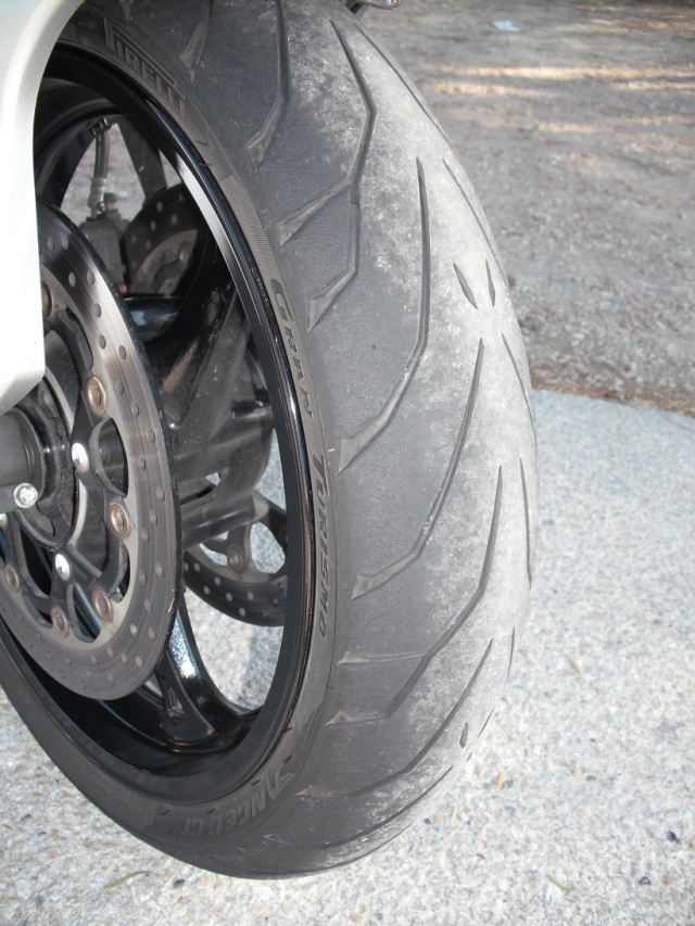 Detalles del límite de banda de rodadura del neumático delantero
